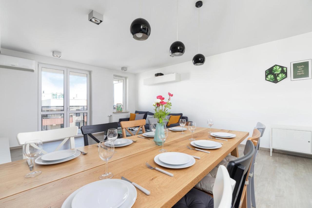 Avia Apartment Three Bedroom Two Balcony Ac & Parking By Noclegi Renters Krakau Exterior foto