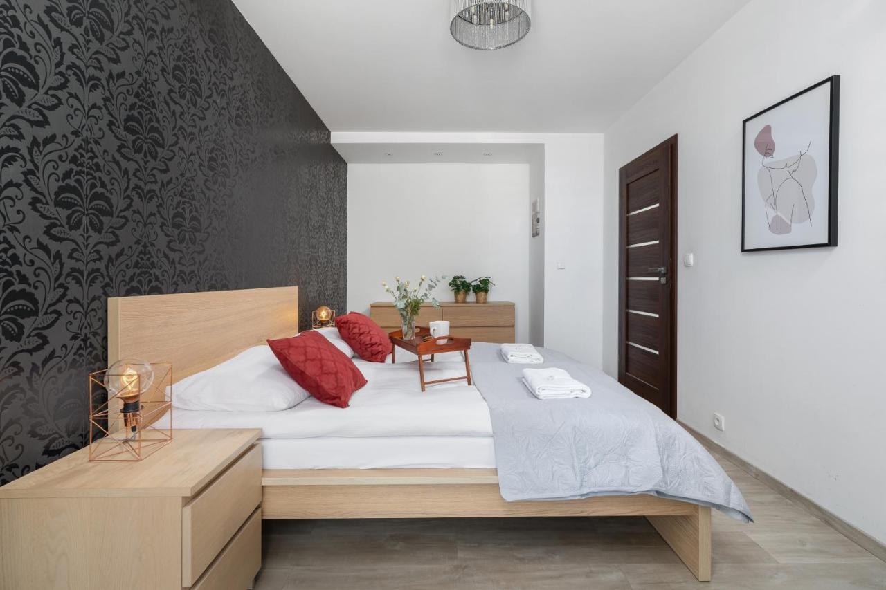 Avia Apartment Three Bedroom Two Balcony Ac & Parking By Noclegi Renters Krakau Exterior foto