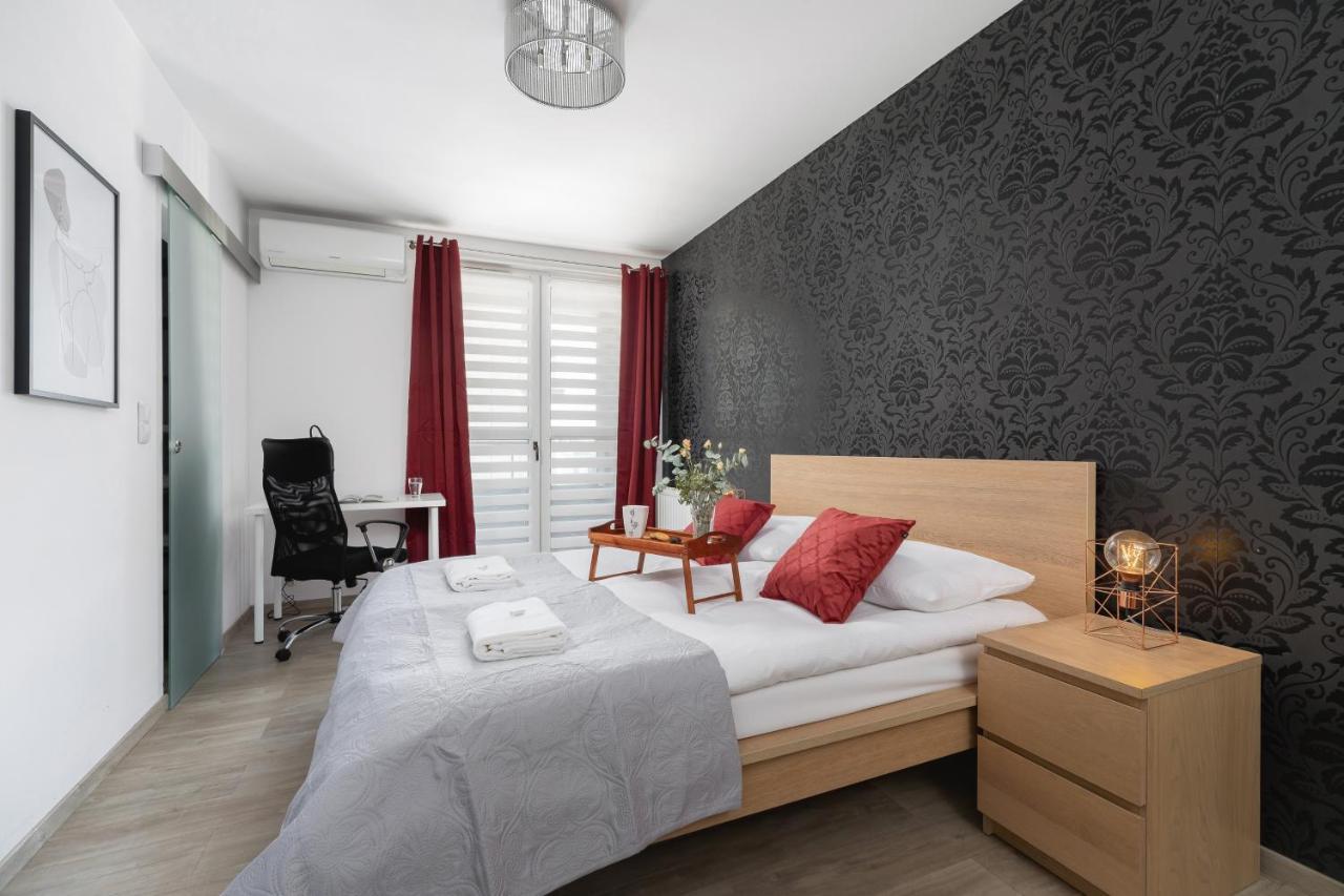 Avia Apartment Three Bedroom Two Balcony Ac & Parking By Noclegi Renters Krakau Exterior foto