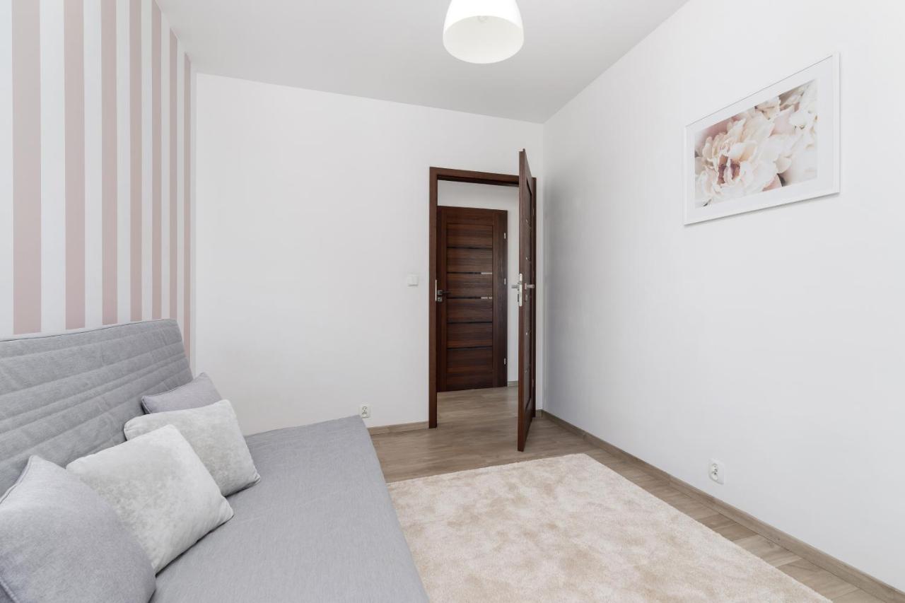 Avia Apartment Three Bedroom Two Balcony Ac & Parking By Noclegi Renters Krakau Exterior foto